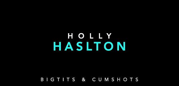  Holly Haslton se prend une grosse éjaculation sur le visage et dans la bouche